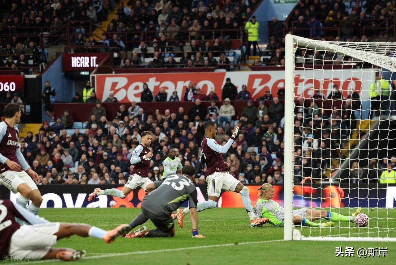 开云体育埃因霍温迎英超关键赛,今夜防线松动,气氛紧张,身体对抗强度拉满的简单介绍