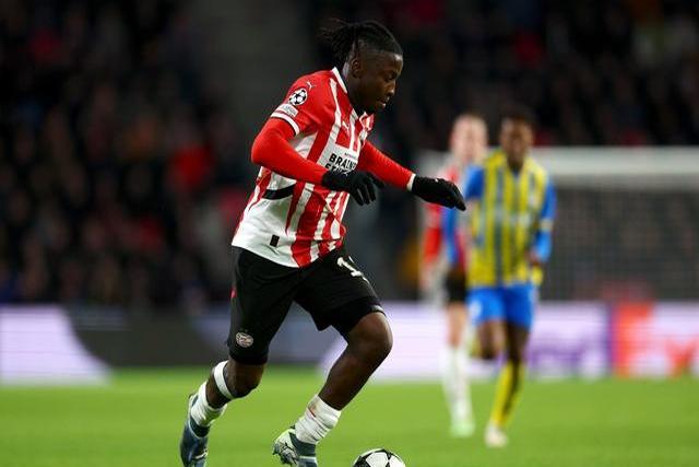 开云体育埃因霍温迎英超关键赛,今夜防线松动,气氛紧张,身体对抗强度拉满的简单介绍